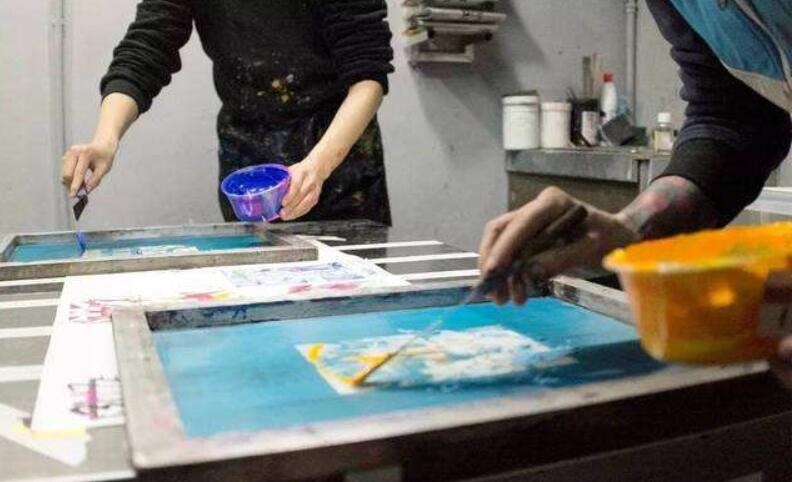 人工刮板絲網(wǎng)印刷(圖1)